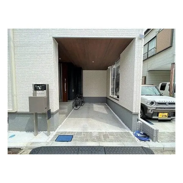 横浜市鶴見区汐入町3丁目 ビルトインガレージ1台分あり(駐車可否は車種によります)