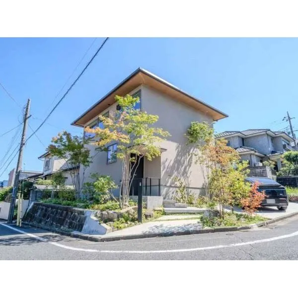 八王子市絹ケ丘1丁目 1階には、リビング・キッチン・トイレ・浴室・ユーティリティ、2階は、居室と書斎・ホールがございます。