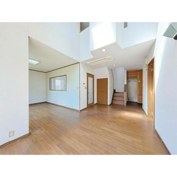 吹田市垂水町1丁目 2階部分のダイニングは吹き抜けとなっており、天窓から光が差し込みます。