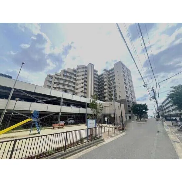 BELISTA吹田山手町 阪急千里線「関大前」駅まで徒歩11分。梅田方面へスムーズにアクセスでき、通勤・通学に便利です。