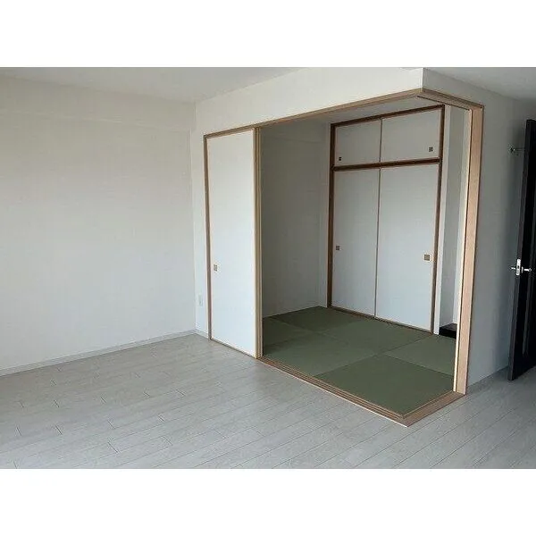 BELISTA吹田山手町 LDには和室が隣接、扉を開放し一体利用が可能です。お子様の遊び場や家事スペースなどに活用できます。
