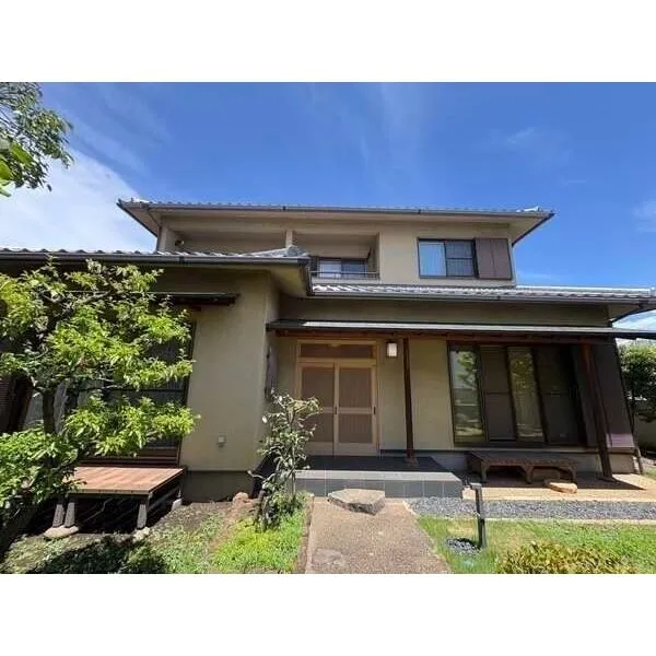 杉並区高井戸東2丁目 菊池株式会社の注文住宅。108坪超の敷地内に、南庭や駐車スペース(車種による)が確保されています。