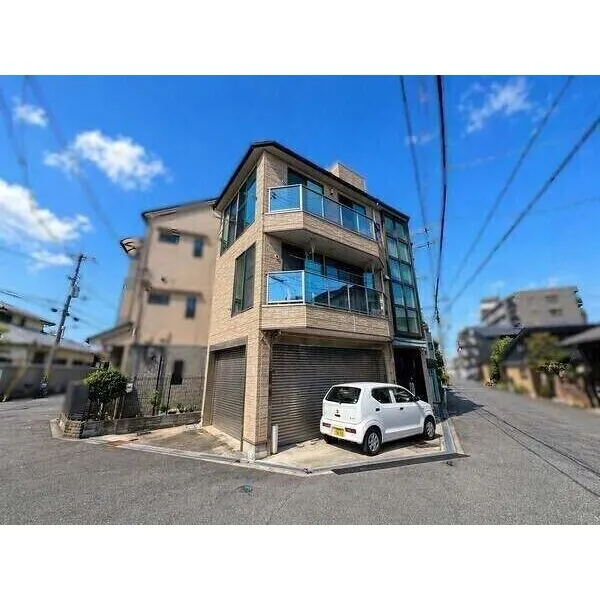 大阪市東淀川区大道南2丁目 2001年6月築のオール電化3階建戸建。大阪メトロ今里筋線「だいどう豊里」駅徒歩10分の立地です。