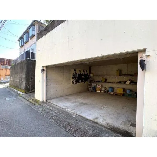 横浜市旭区市沢町 駐車2台分、シャッターあり(高さ約215cm・幅約490cm・奥行約490cm)