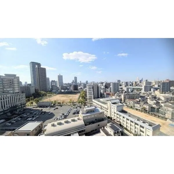 大阪福島タワー 地上45階建の14階部分に位置し、眺望良好。遠くまで広がる、開放感のある景色をお楽しみいただけます。
