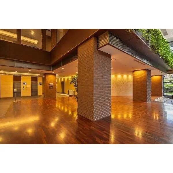 大阪福島タワー ホテルライクな雰囲気のロビー。キッズルームやシアタールームなどの充実した共用施設も魅力です。