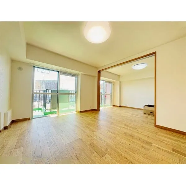 鶴見パークハイツ <リビングダイニング>南西向きで明るいリビングダイニングです。全居室フローリングの2LDKプラン。
