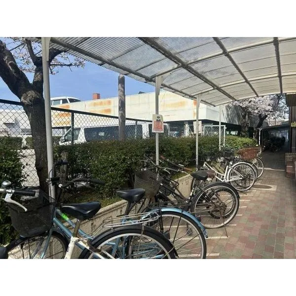 福島グランドヴィラ 自転車置場(エントランス側)