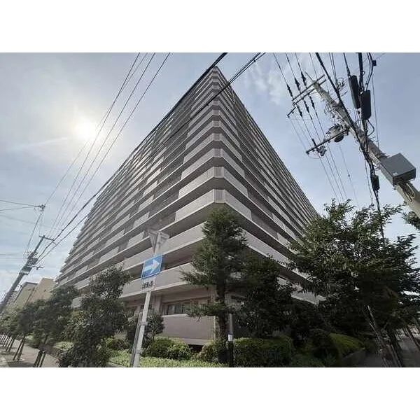 プライムコート関目パーク・ホームズ SRC造地上15階建マンションの5階部分。京阪本線「関目」駅まで徒歩6分、3路線利用可能な立地です。